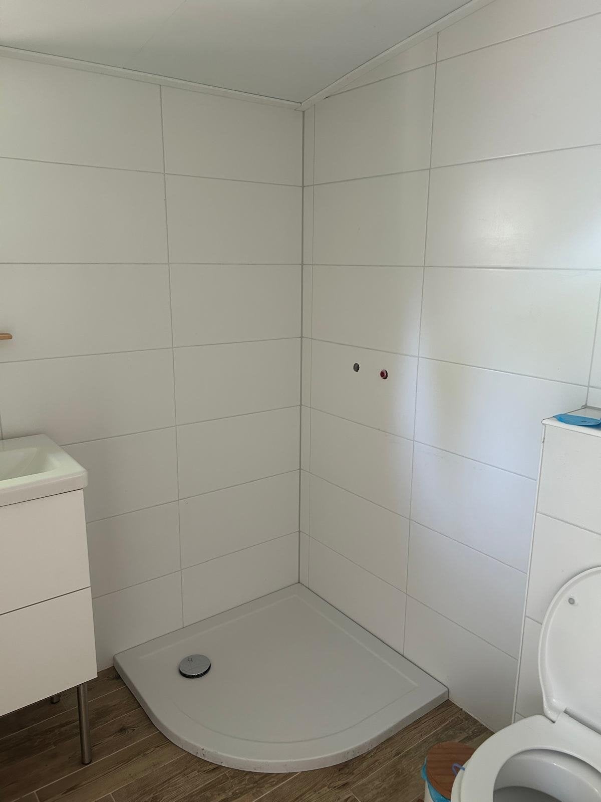 Badkamer monteren betaald  klusser