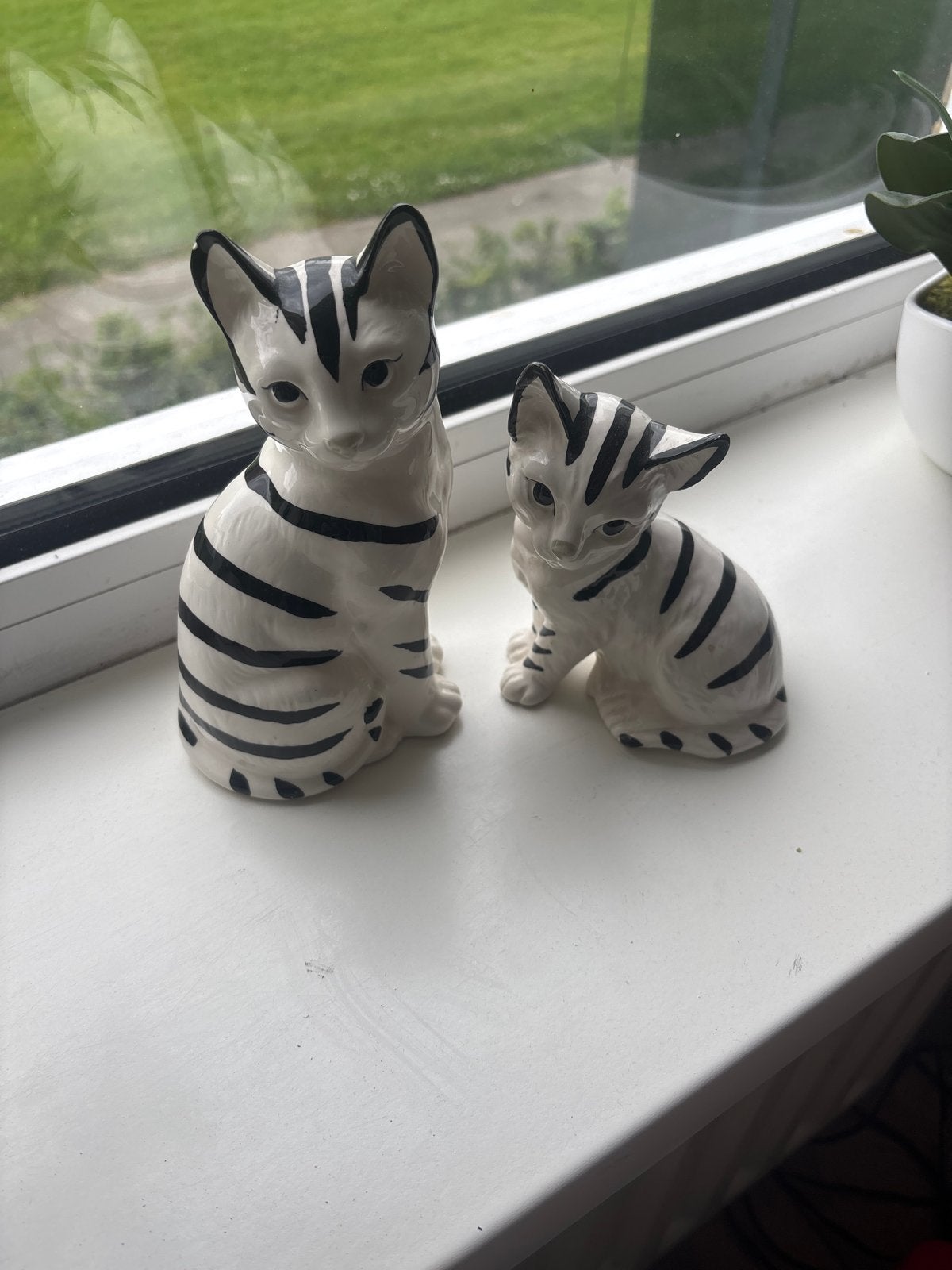 Set van 2 Katten Beeldjes - Zwart-Wit Gestreepte Katten, Verzamelen, Beelden en Beeldjes, Gebruikt, Dier, Ophalen of Verzenden