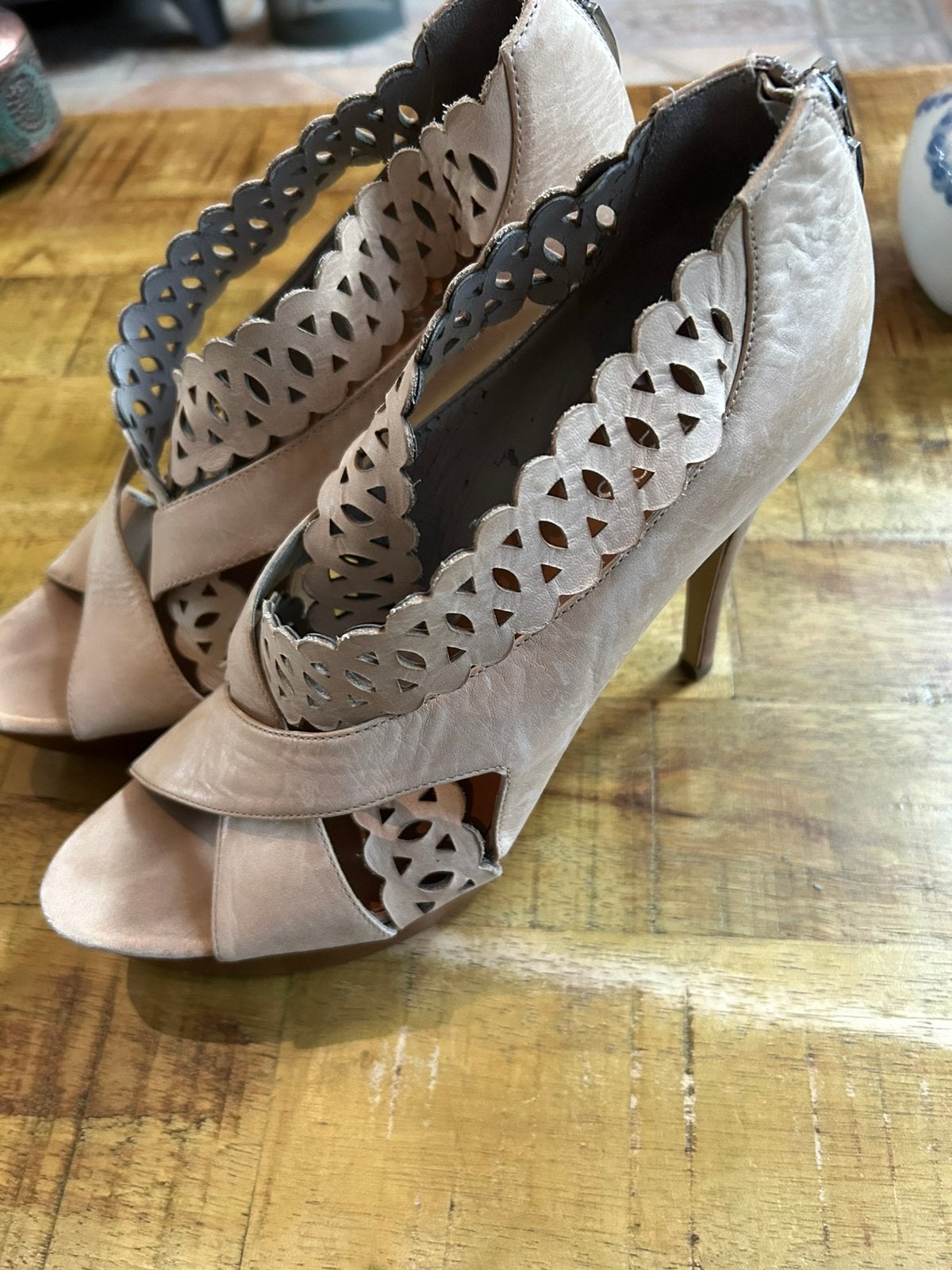 Guess Peep-toe Hakken met Laser-cut Details, Kleding | Dames, Schoenen, Zo goed als nieuw, Sneakers of Gympen, Beige, Ophalen