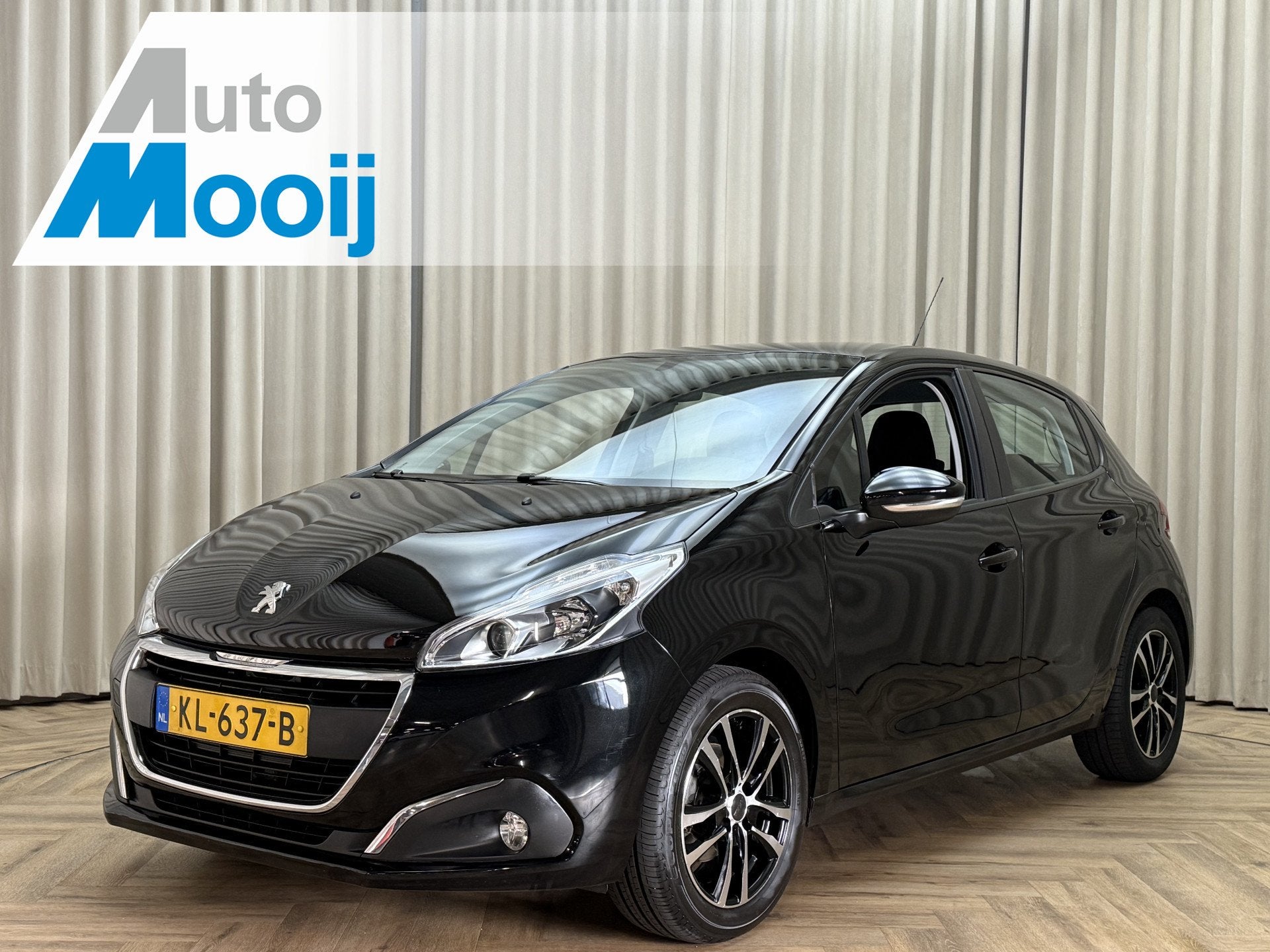 Peugeot 208 1.2 PureTech Blue Lion OrgNL! / 82PK / Carplay /, Voorwielaandrijving, Gebruikt, 1199 cc, Leder en Stof