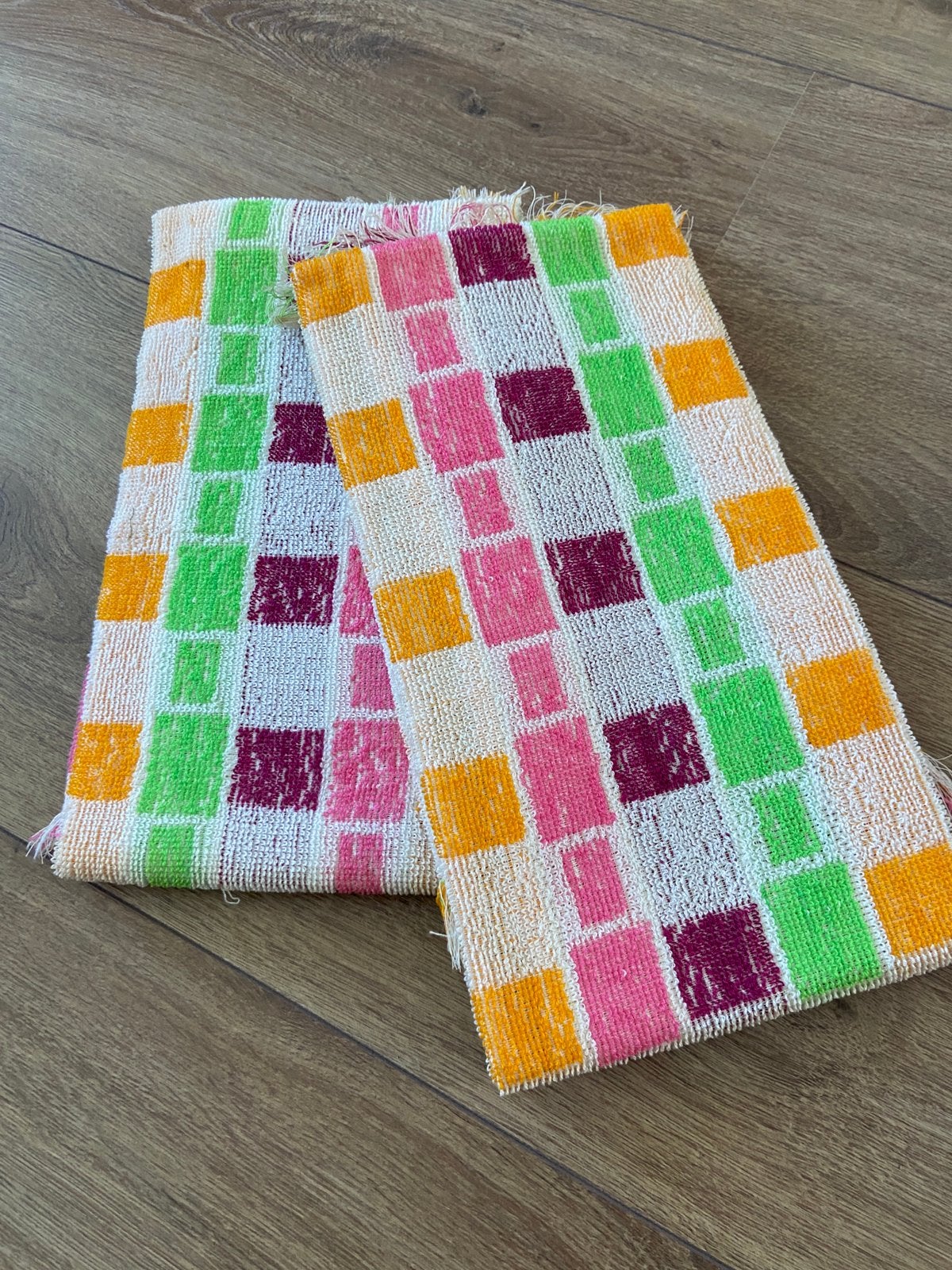 2 indentieke nieuwe vintage retro Handdoeken roze geel groen, Ophalen of Verzenden, Huis en Inrichting