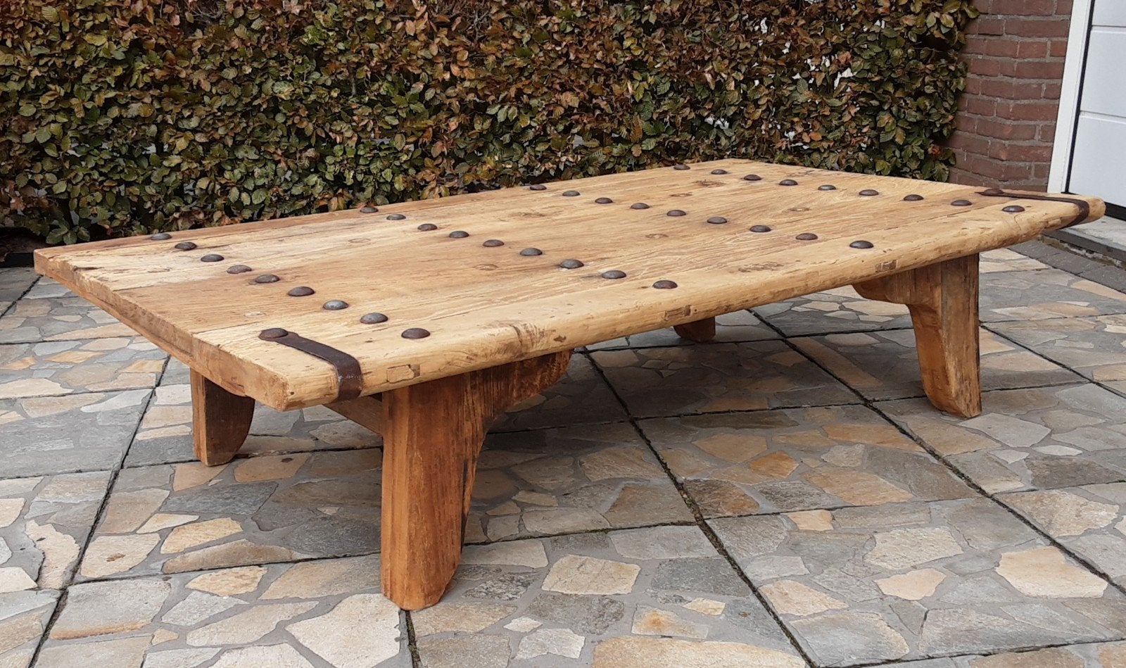 Unieke salontafel van oude kloosterdeur - Teakhout, Ophalen, Gebruikt, Teakhout, 50 tot 100 cm