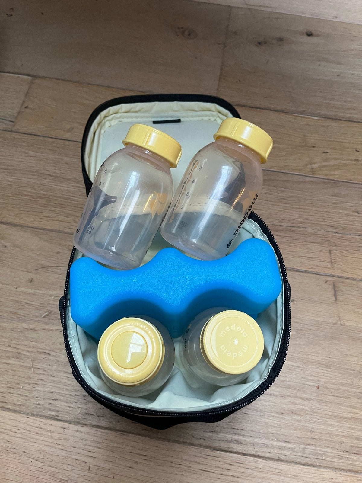 Medela koeltas met 4 flesjes en koelelement, Ophalen, Gebruikt, Medela, Bewaarbakje