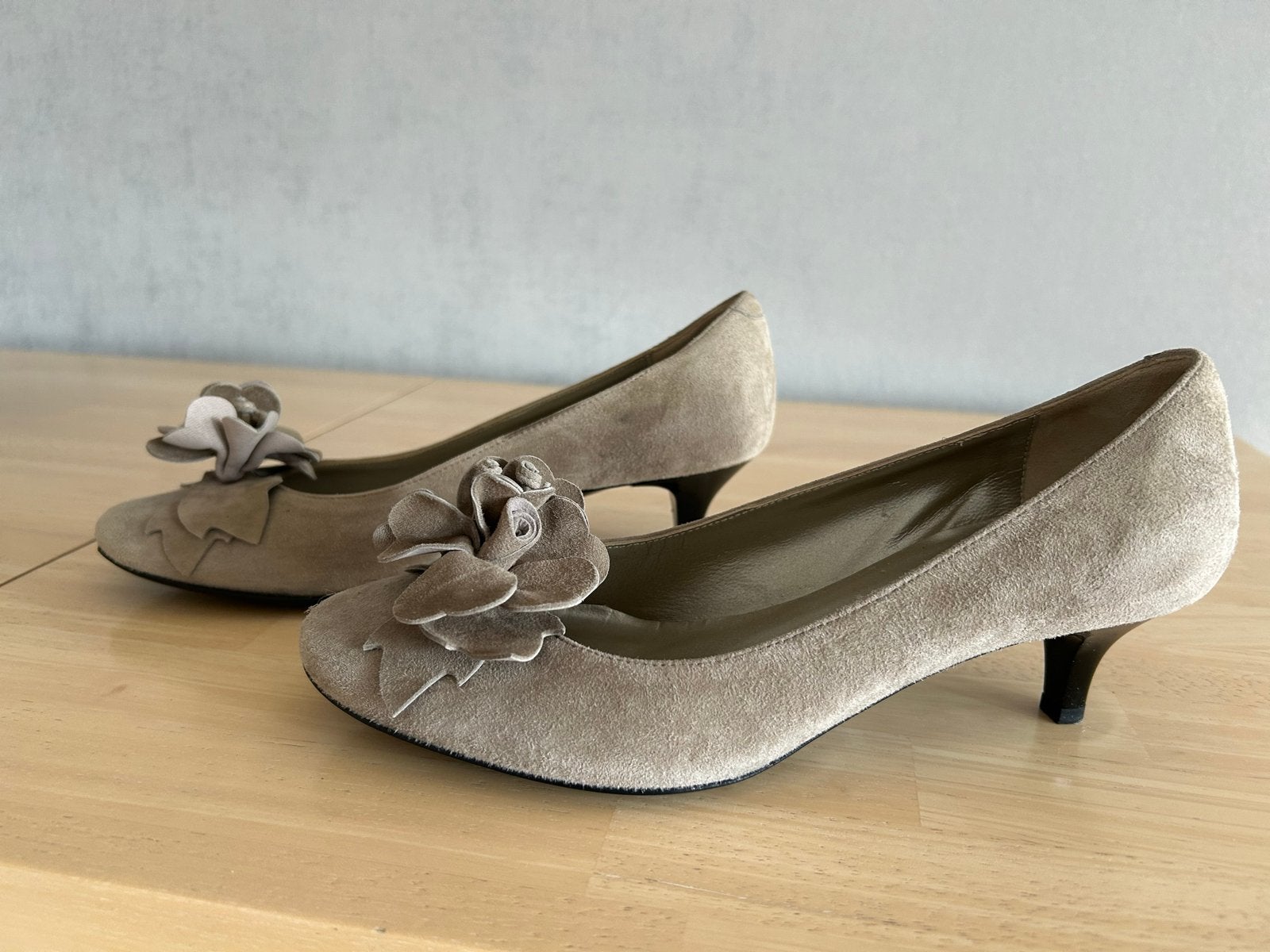 Elegante Voltan suede pumps, maat 37, Ophalen of Verzenden, Zo goed als nieuw, Beige, Pumps