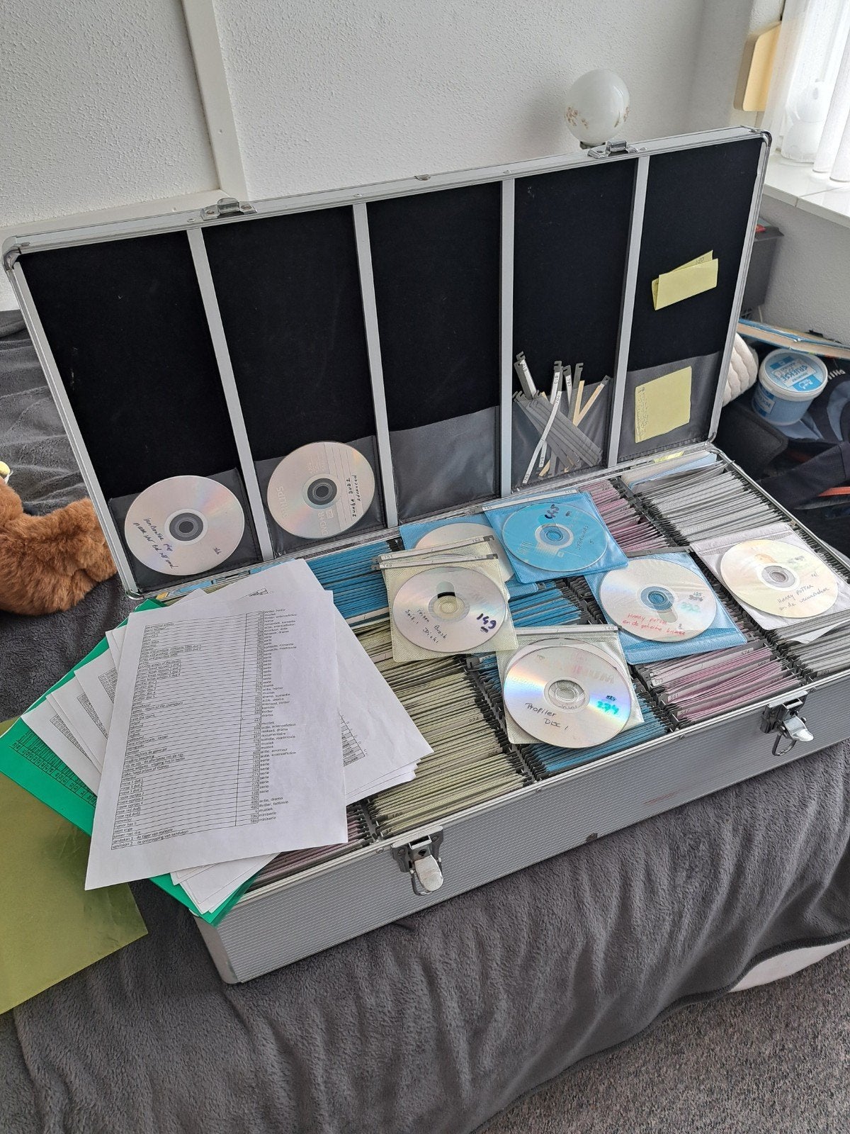 Grote collectie films en series op DVD in koffer, Vanaf 12 jaar, Ophalen of Verzenden, Gebruikt
