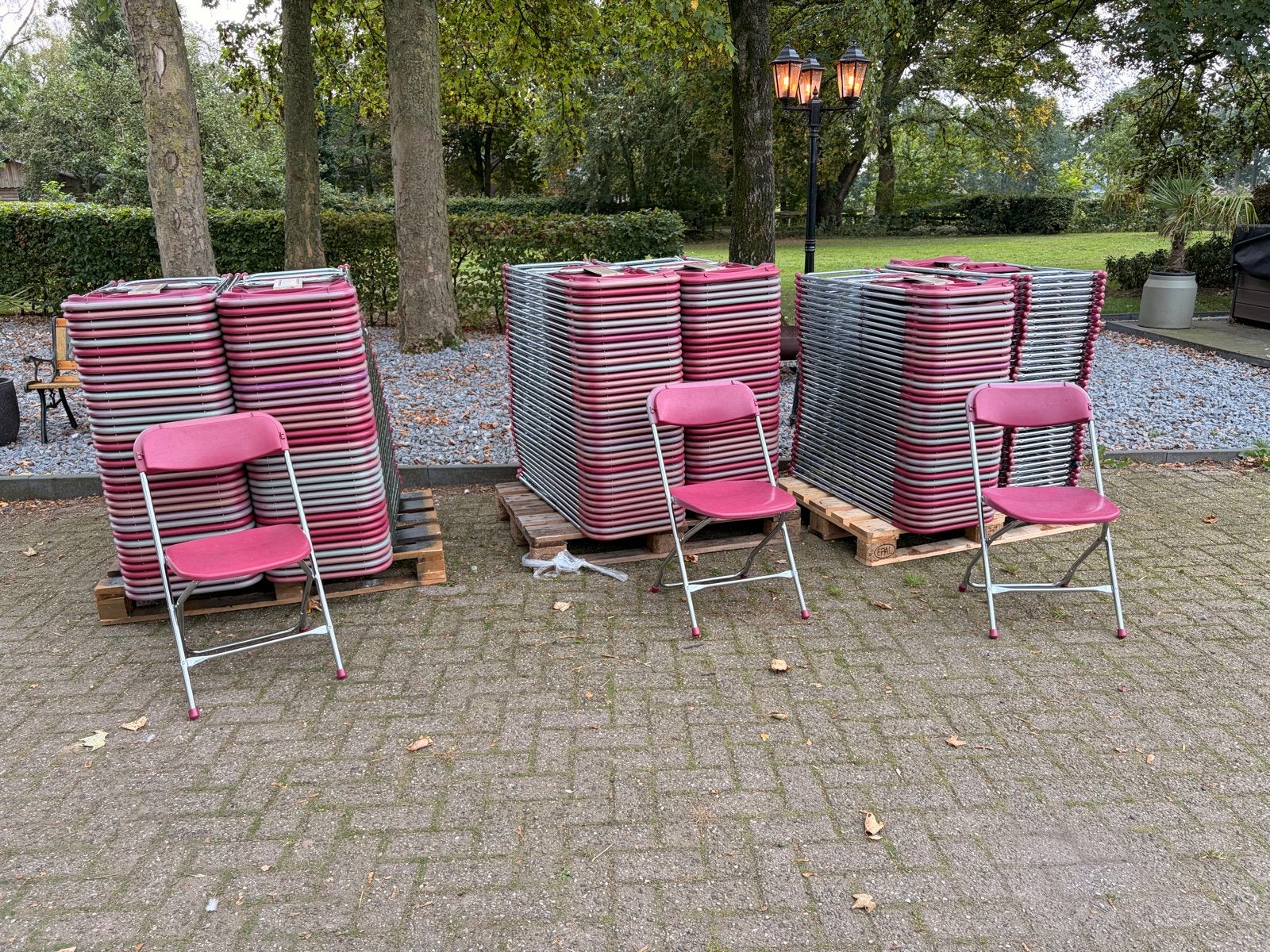 Partij van 200+ roze/rode klapstoelen - Gebruikt, Huis en Inrichting, Ophalen, Kunststof, Gebruikt, Overige kleuren