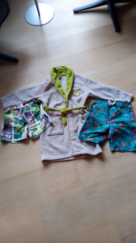 Badjas en 2 zwembroeken maat 116 / 122, Kinderen en Baby's, Kinderkleding | Maat 116, Ophalen of Verzenden, Gebruikt, Jongen, Sport- of Zwemkleding