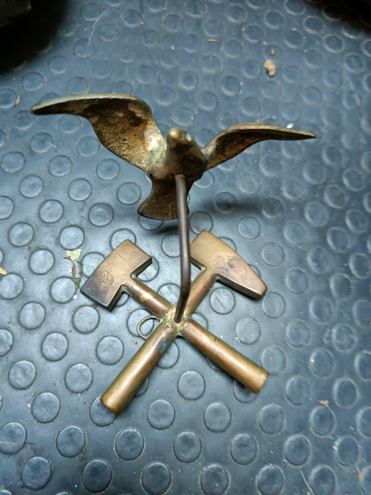 Vintage messing adelaar met gekruiste hamers, Antiek en Kunst, Ophalen of Verzenden