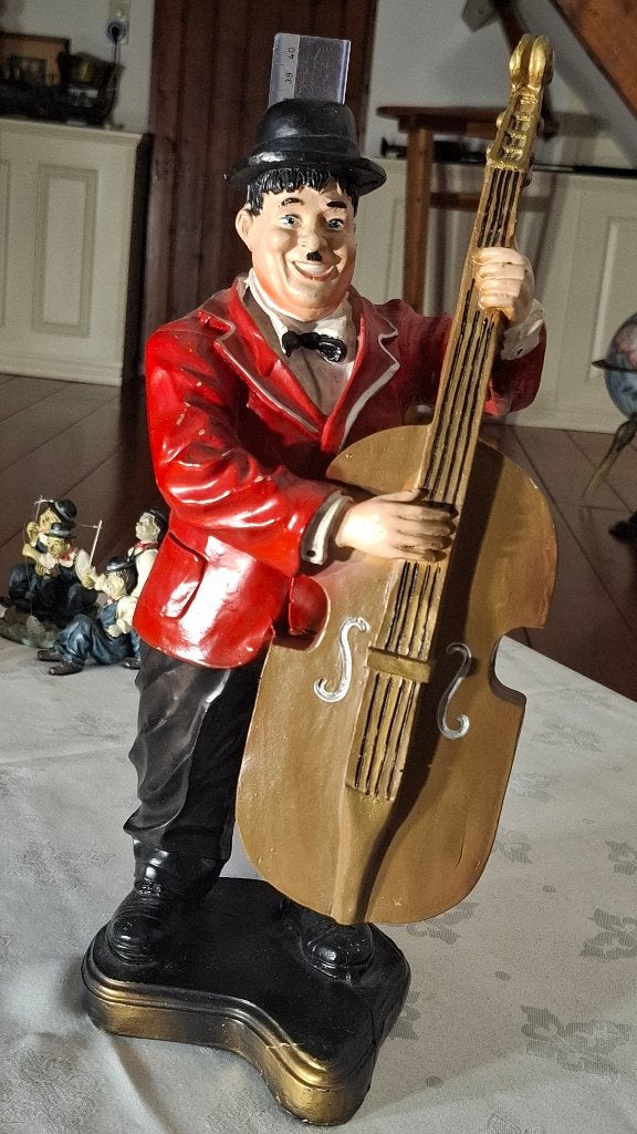 Oliver Hardy op de contrabas, Ophalen of Verzenden, Zo goed als nieuw, Mens
