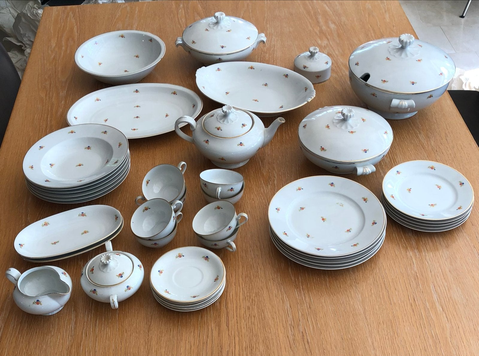 Compleet porseleinen servies met bloemmotief en goudrand, Ophalen, Gebruikt, Klassiek, Porselein
