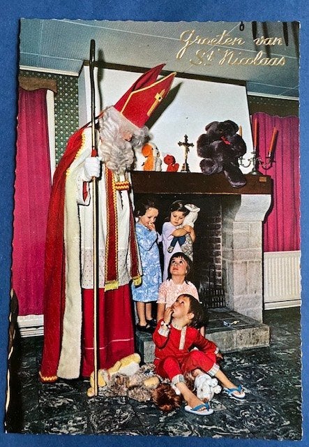 Verwachtingsvolle gezichtjes kijken naar Sint bij haard, Ophalen of Verzenden, 1960 tot 1980, Ongelopen, Kinderen
