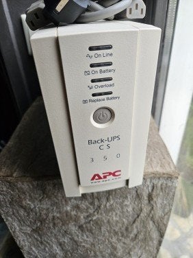 Werkende APC Back-UPS 500VA 4x C13 Noodstroomvoeding, USB, Computers en Software, Noodvoedingen (UPS), Ophalen of Verzenden, Zo goed als nieuw