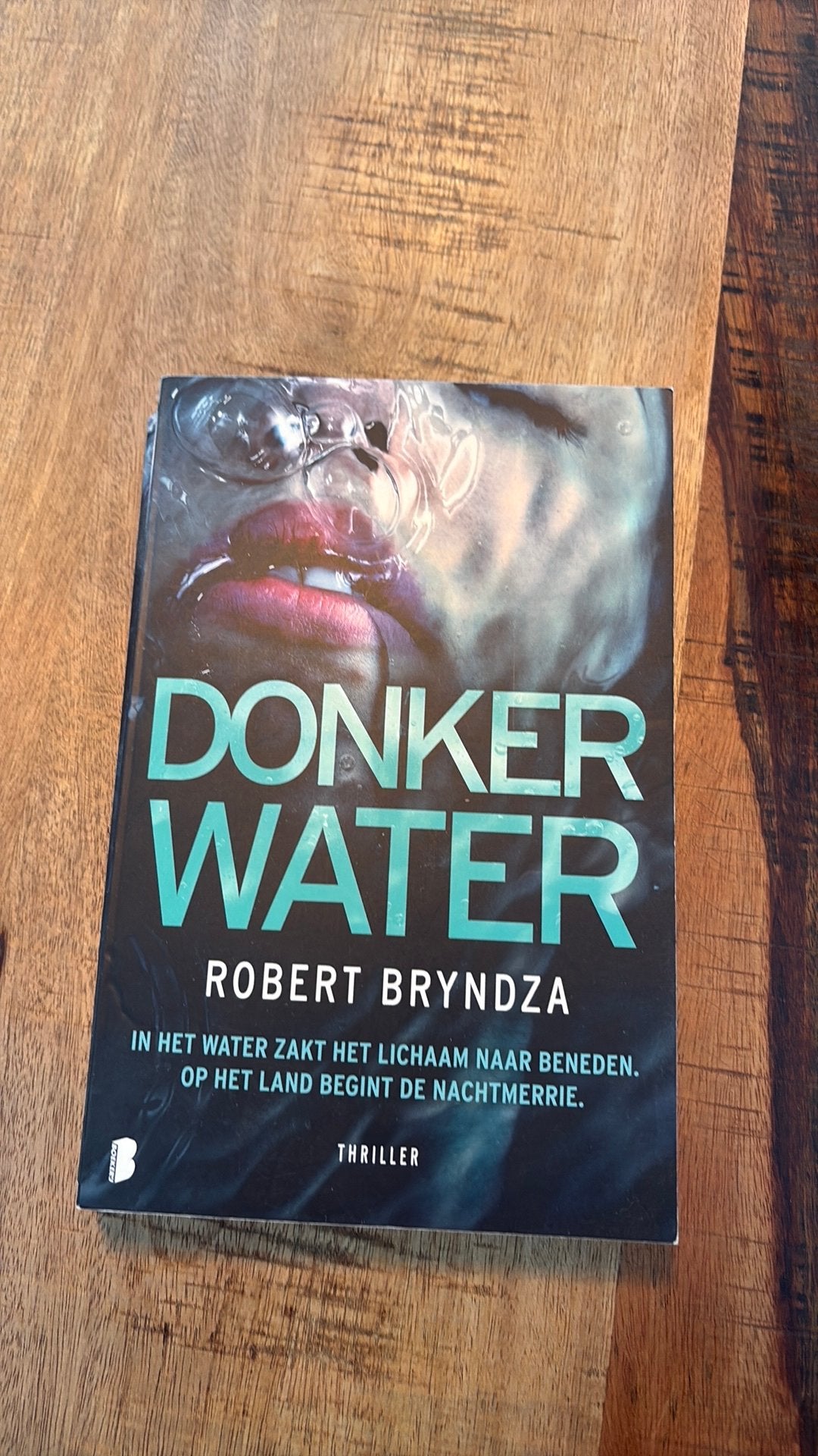 Robert Bryndza - Donker water, Ophalen of Verzenden, Zo goed als nieuw, Robert Bryndza