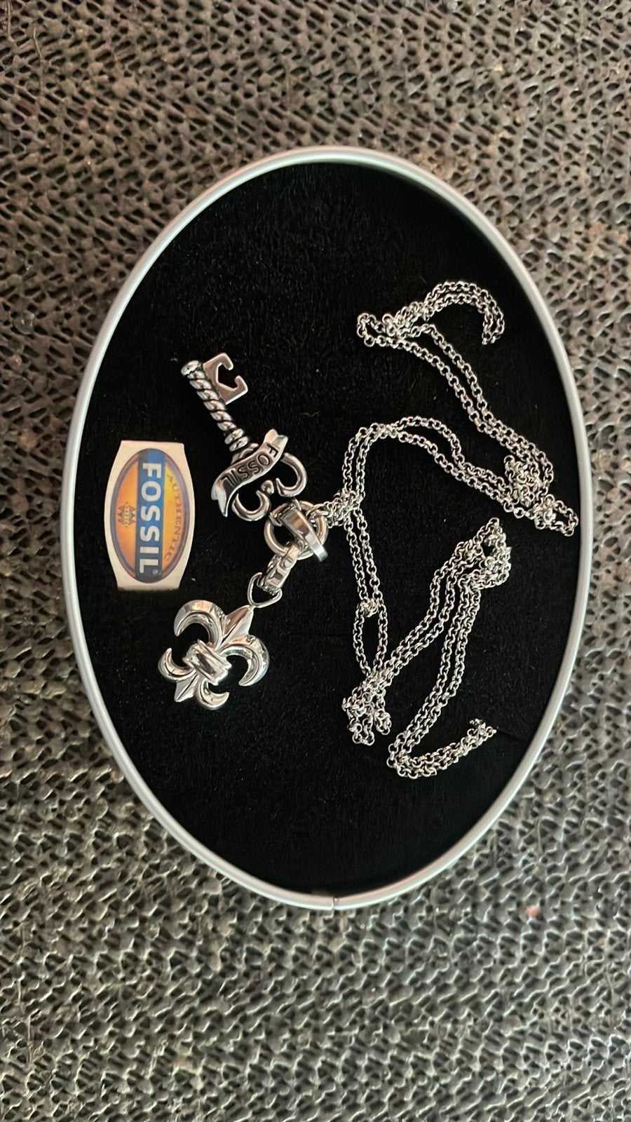 Gloednieuwe Fossil doos met ketting en hangers., Ophalen of Verzenden, Nieuw, Zilver, Overige materialen
