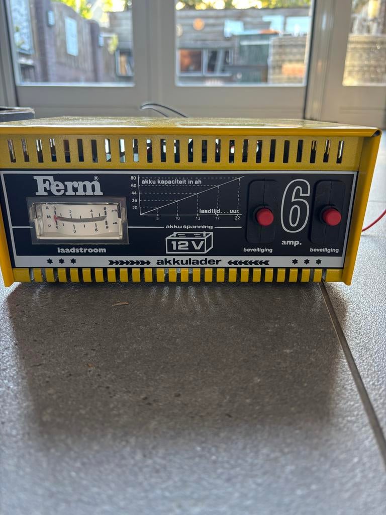 Nieuwe Ferm Acculader 12V 6 Ampere - Vintage Auto Acculader, Ophalen of Verzenden, Nieuw, Universele onderdelen