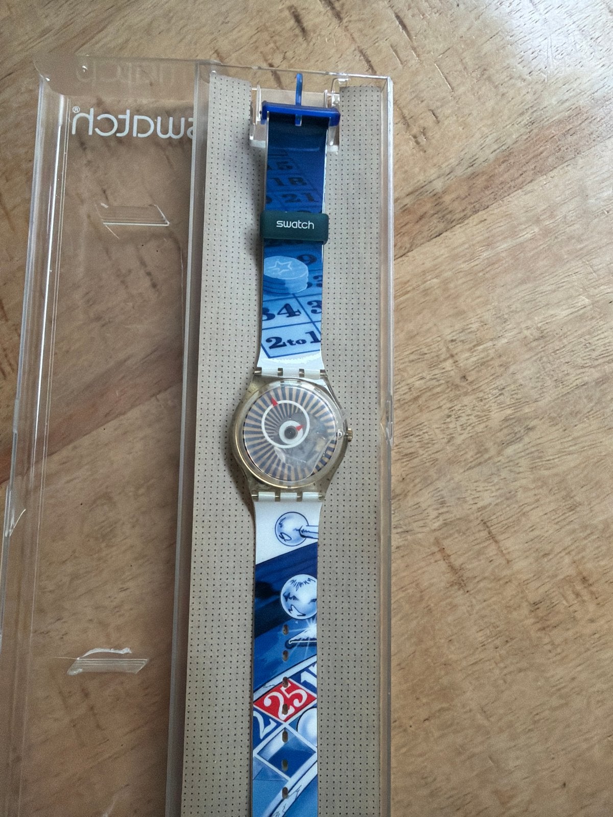 Swatch horloge met uniek design - Zo goed als nieuw, Kunststof, Polshorloge, Swatch, Ophalen of Verzenden
