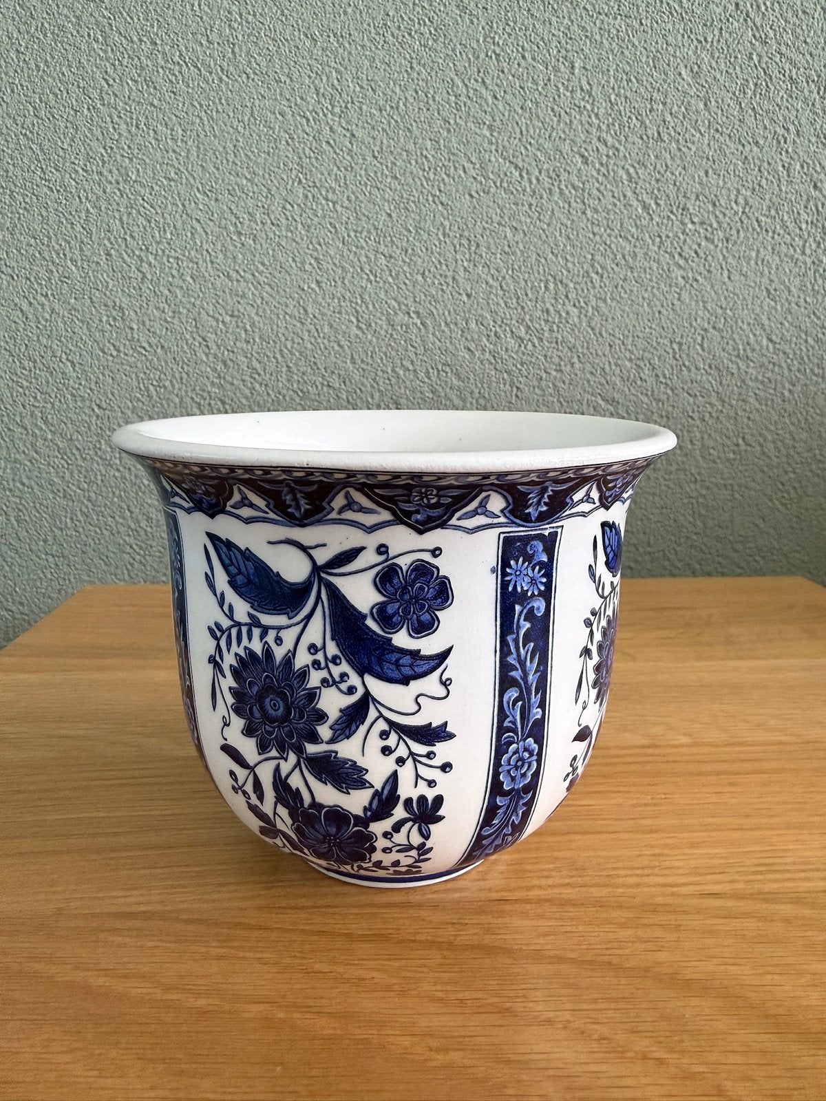 Bloempot / Plantenpot / Wit met Blauwe opdruk, Rond, Ophalen of Verzenden, Zo goed als nieuw, Aardewerk