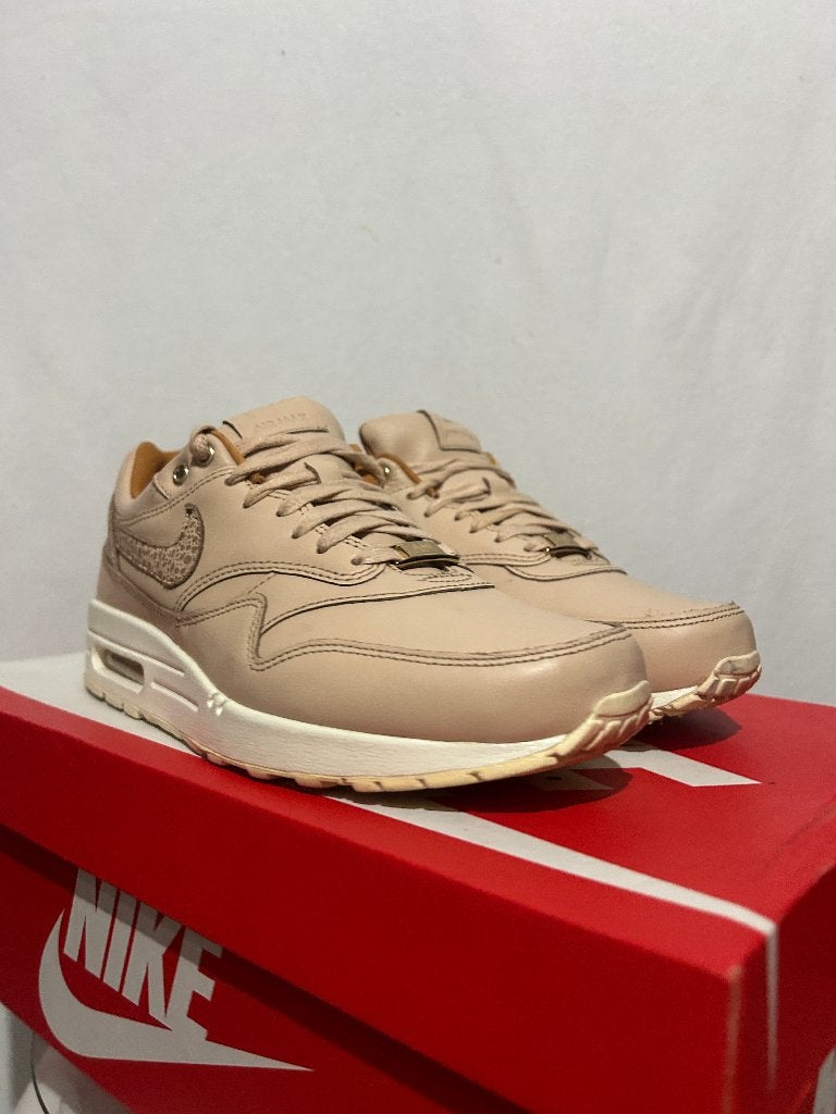 ALS NIEUW! Maat 42 - Nike Air Max 1 Safari Vachetta Tan Sail, Overige kleuren, Verzenden, Nike, Zo goed als nieuw