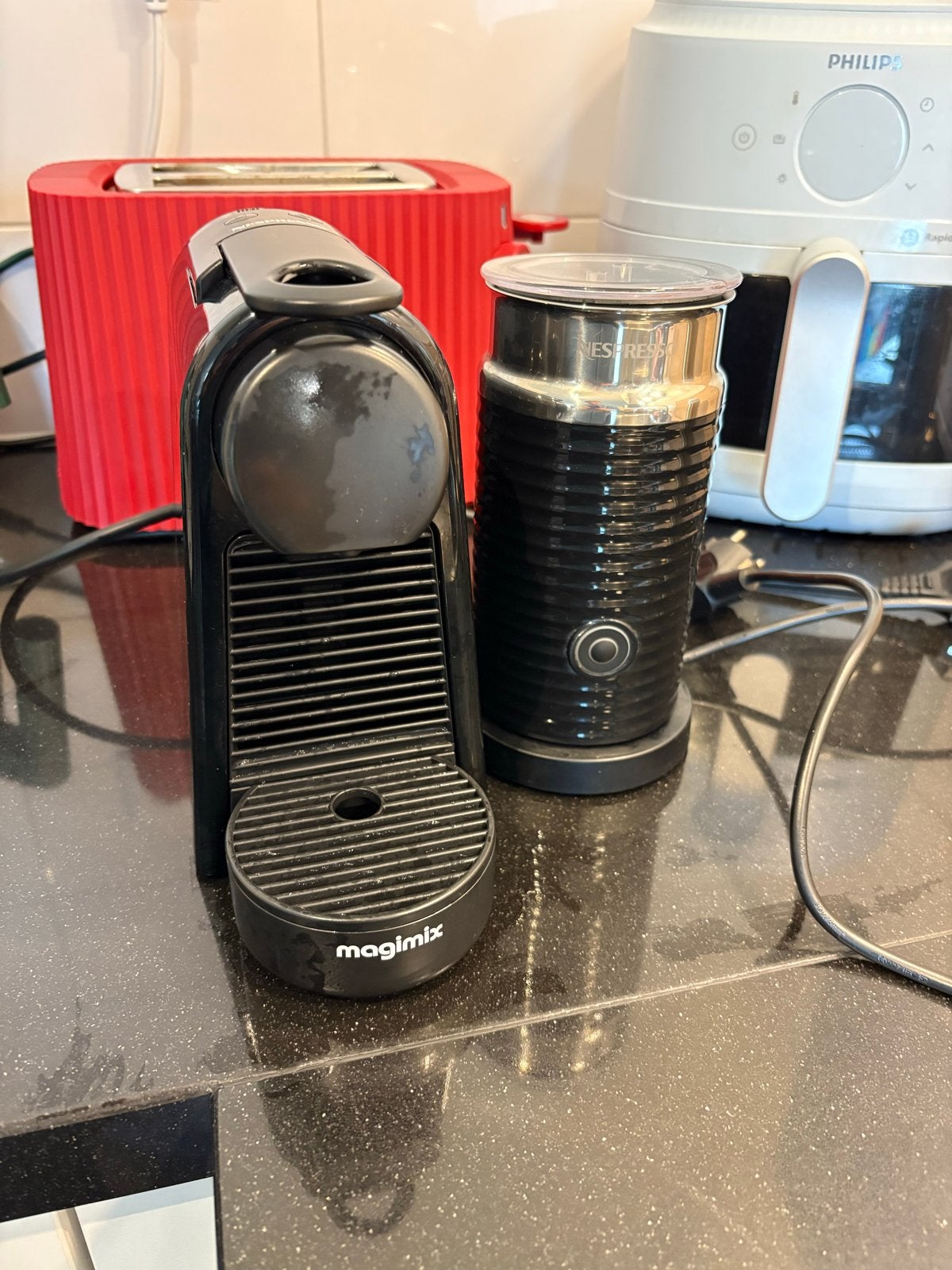 Magimix Nespresso ESSENZA MINI + Aeroccino 3 melkopschuimer, Ophalen, Espresso apparaat, Zo goed als nieuw, 1 kopje