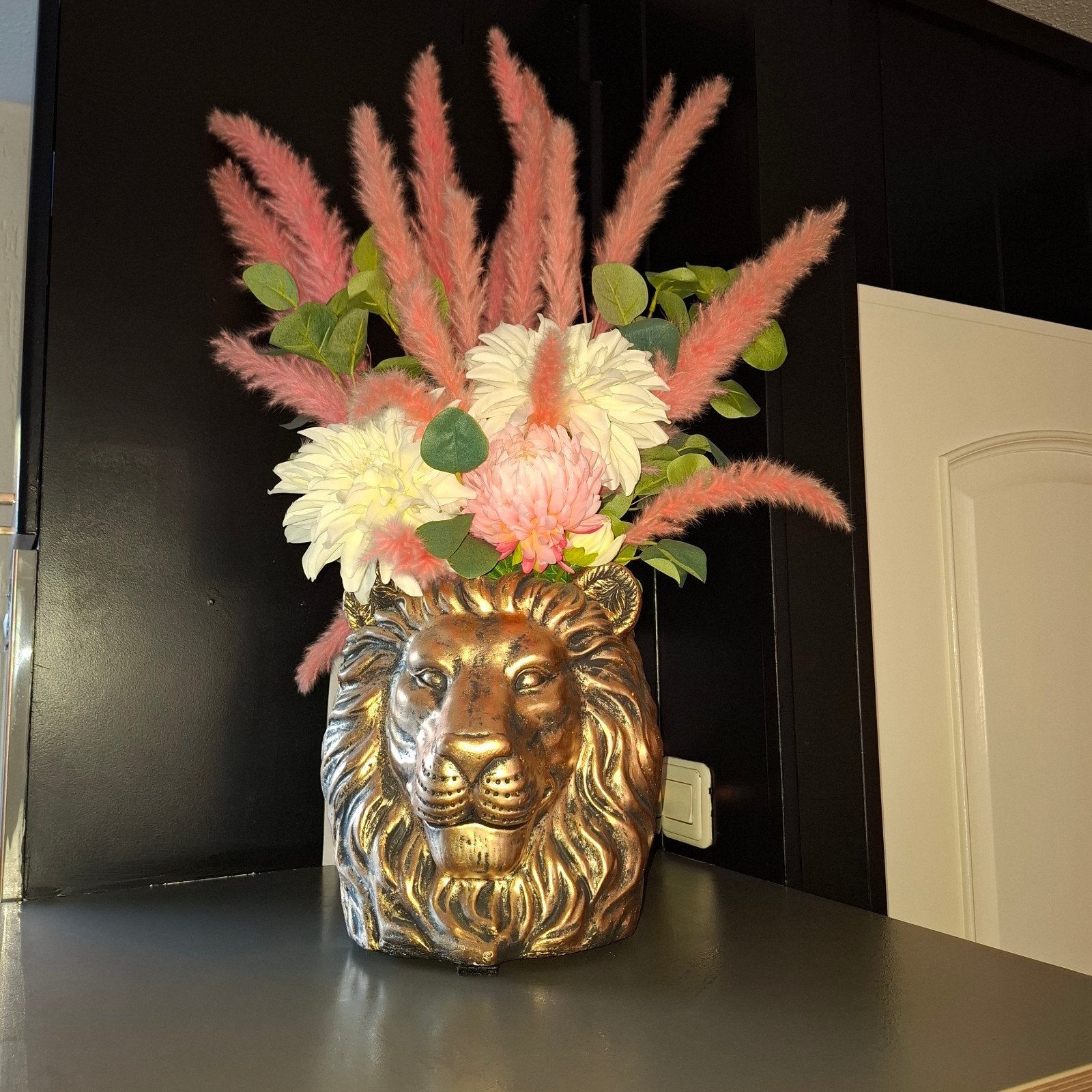 Gouden Leeuwenvaas met Kunstbloemen, Overige materialen, Inclusief decoratie, Ophalen of Verzenden, Zo goed als nieuw