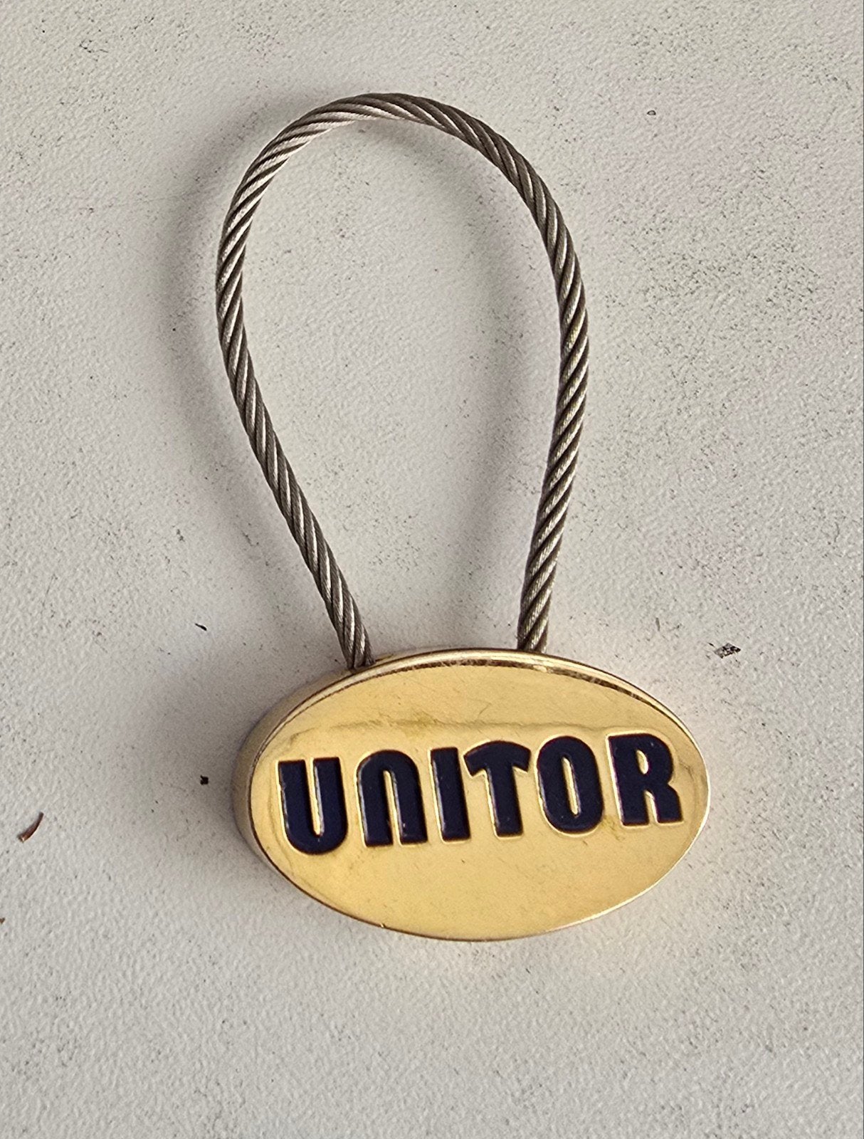 Sleutelhanger Unitor - Goudkleurig met staalkabel, Ophalen of Verzenden, Gebruikt, Merk