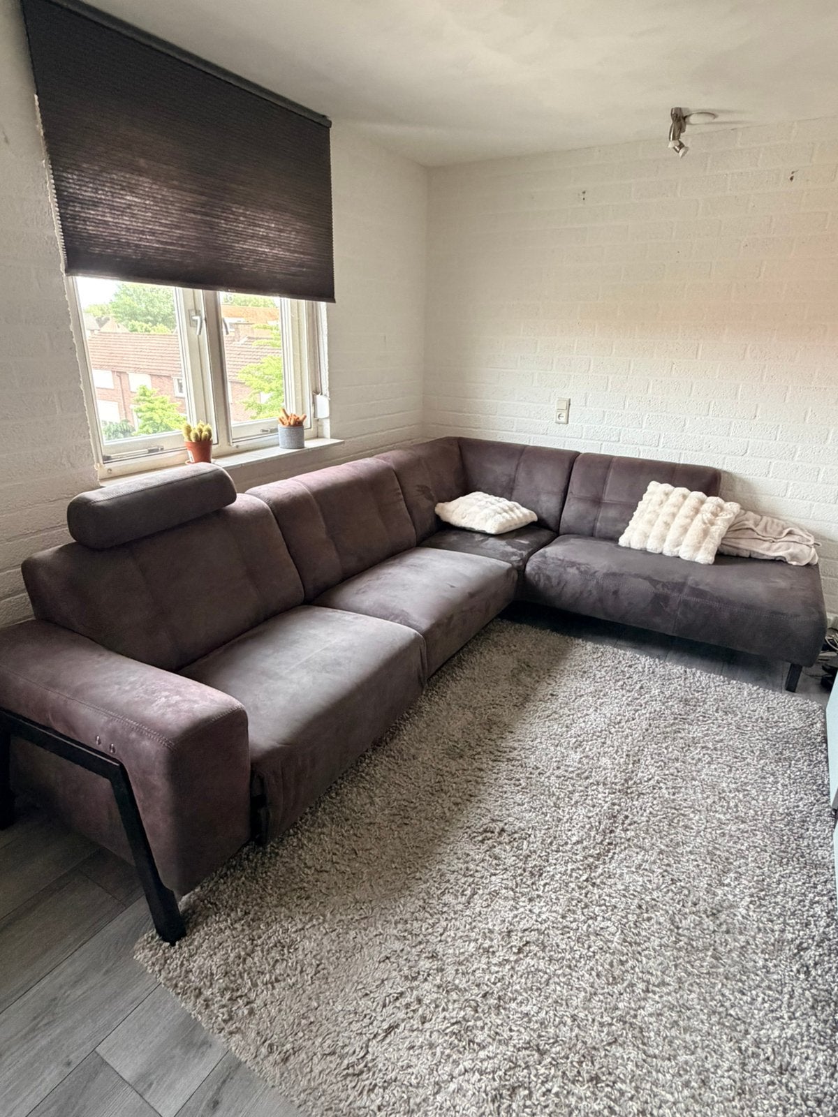 Bruine microleder bank met relaxfunctie en hoofdsteun, Ophalen, 250 tot 300 cm, Gebruikt, Hoekbank