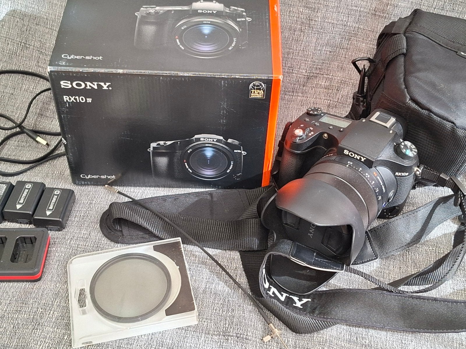 Sony RX10 IV (Mark 4) met extra's, Audio, Tv en Foto, Fotocamera's Digitaal, Kantelbaar/draaibaar scherm, Draagriem, Ophalen of Verzenden