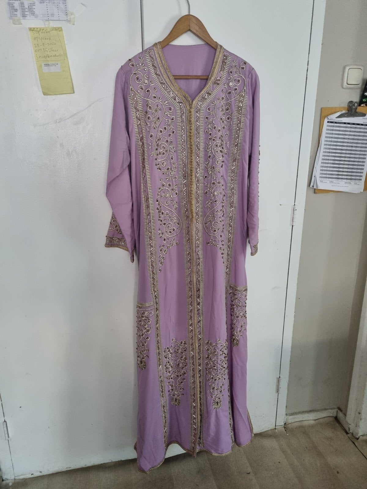 Prachtige paarse Marokkaanse Kaftan met gouden borduursels, Maat 38/40 (M), Overige typen, Paars, Ophalen of Verzenden