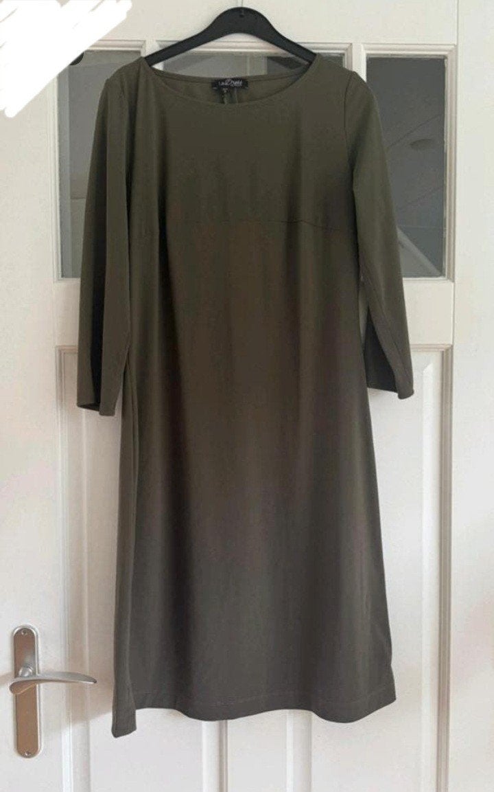 LaDress by Simone olijfgroene jurk in nieuwstaat maat S, Kleding | Dames, Ophalen of Verzenden, Zo goed als nieuw, Knielengte