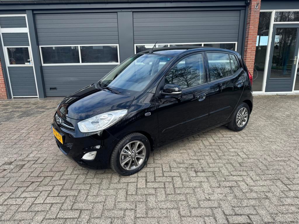 Hyundai i10 1.25 I 5DR 2013 Zwart AIRCO|APK 03-2027|LMV, Auto's, Hyundai, Euro 5, 4 cilinders, Zwart, Origineel Nederlands
