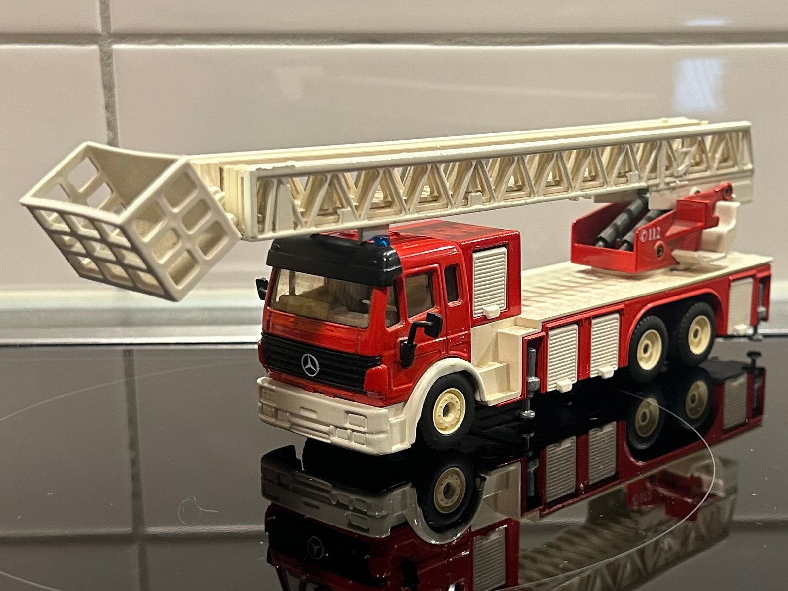 Siku Mercedes Brandweer Ladderwagen 1:55, Verzenden, Zo goed als nieuw, Bus of Vrachtwagen