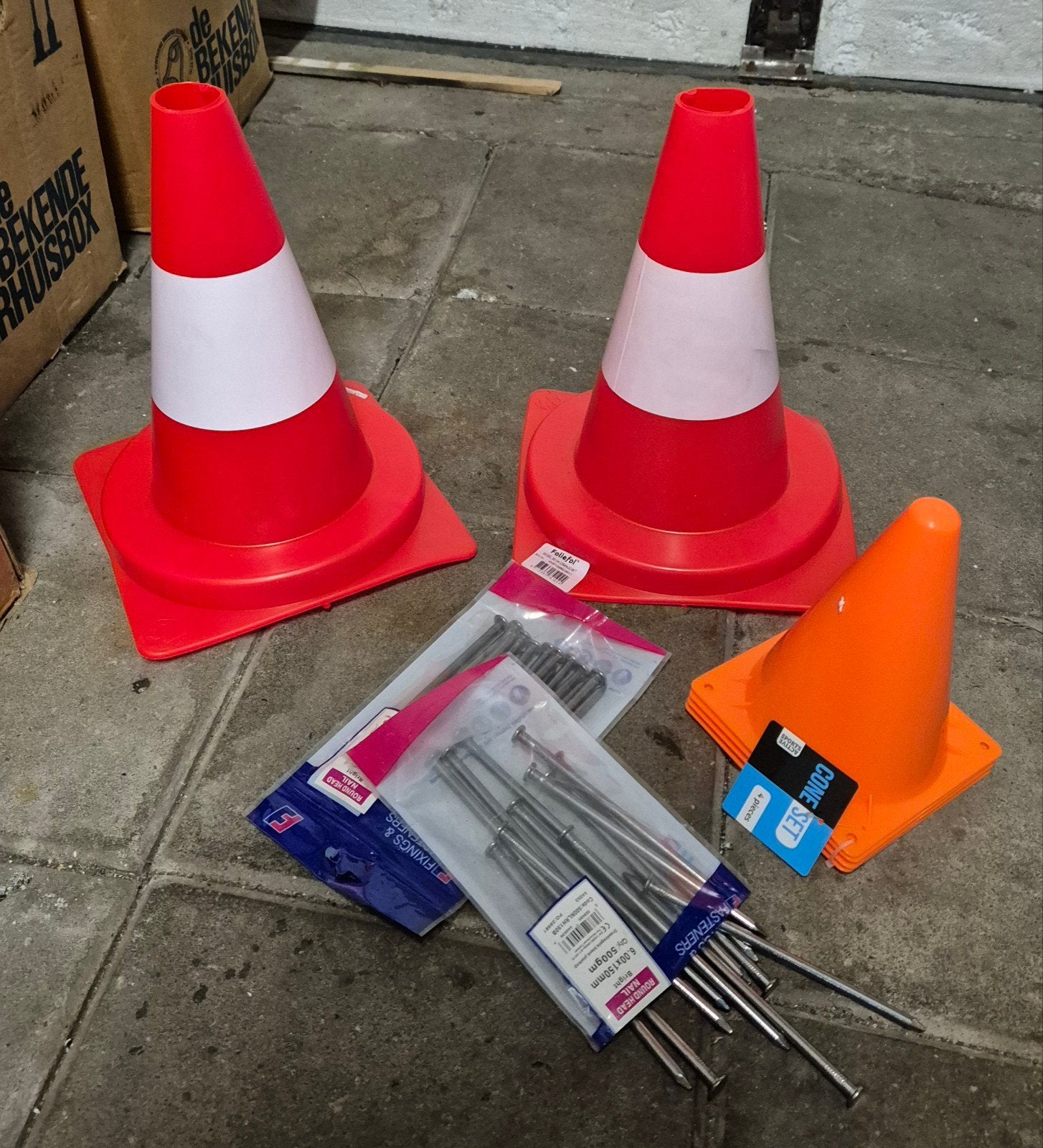 Verkeerskegels en kleine pionnen met bevestigingsmateriaal, Ophalen of Verzenden, Nieuw
