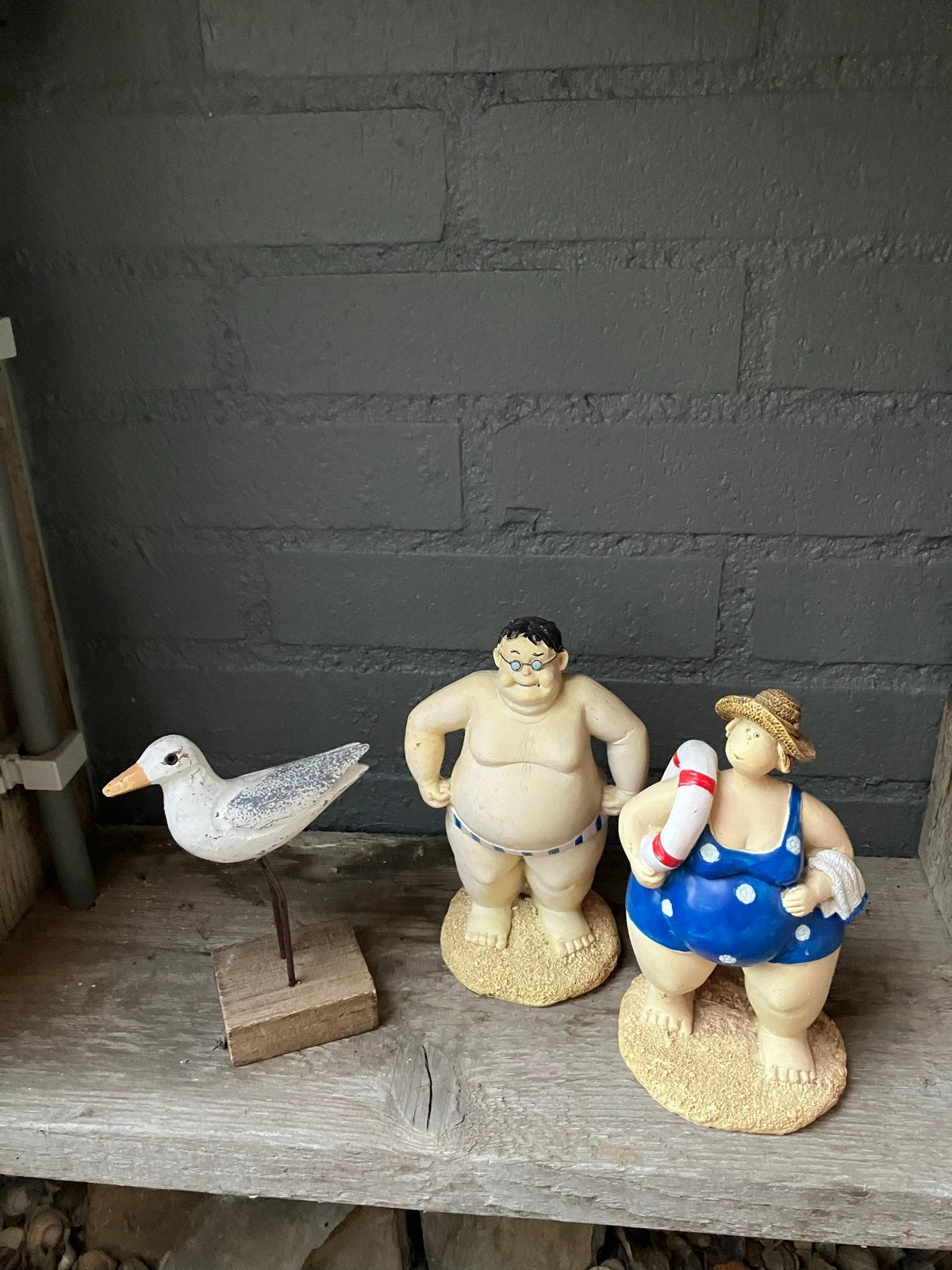 Grappige beeldjes: strandgangers en meeuw, Gebruikt, Meerkleurig, Overige stijlen, Ophalen of Verzenden
