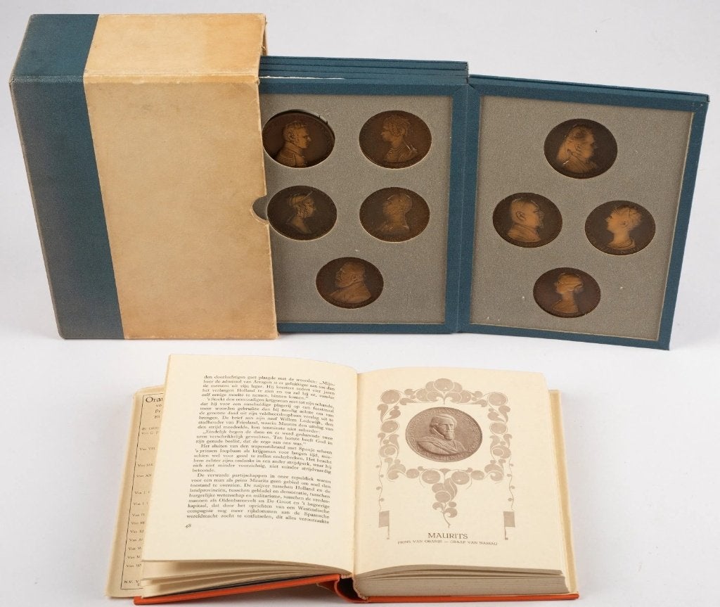 Historiepenning 1930 'Ons Vorstenhuis' - Album: 24 Penningen, Ophalen of Verzenden, Brons, Nederland