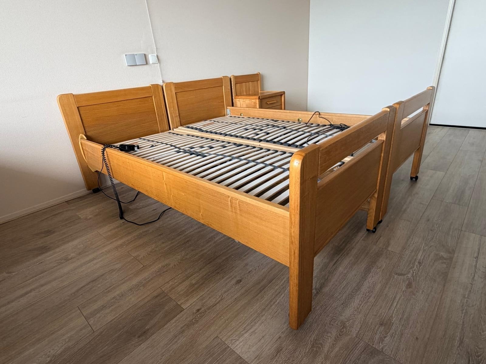 Twee eenpersoons elektrische bedden met lattenbodems, Huis en Inrichting, Slaapkamer | Bedden, Ophalen, Eenpersoons, Bruin, 80 cm