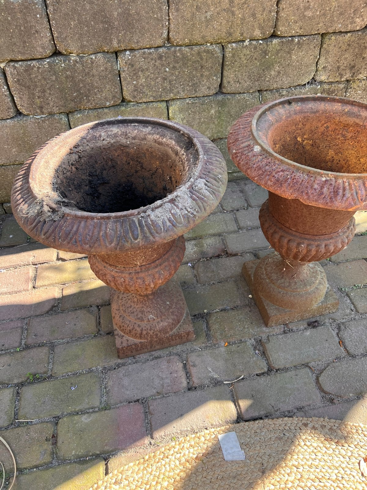 2x barok gietijzeren sierpotten, Tuin en Terras, Gebruikt, Rond, Balkon, Metaal