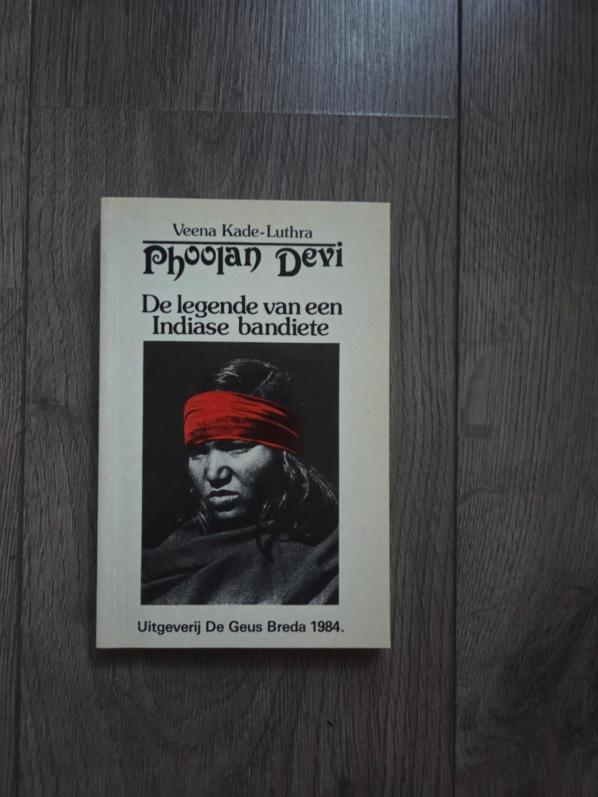Phoolan Devi: De legende van een Indiase bandiete, Ophalen of Verzenden, Gelezen, Veena Kade-Luthra, Overige