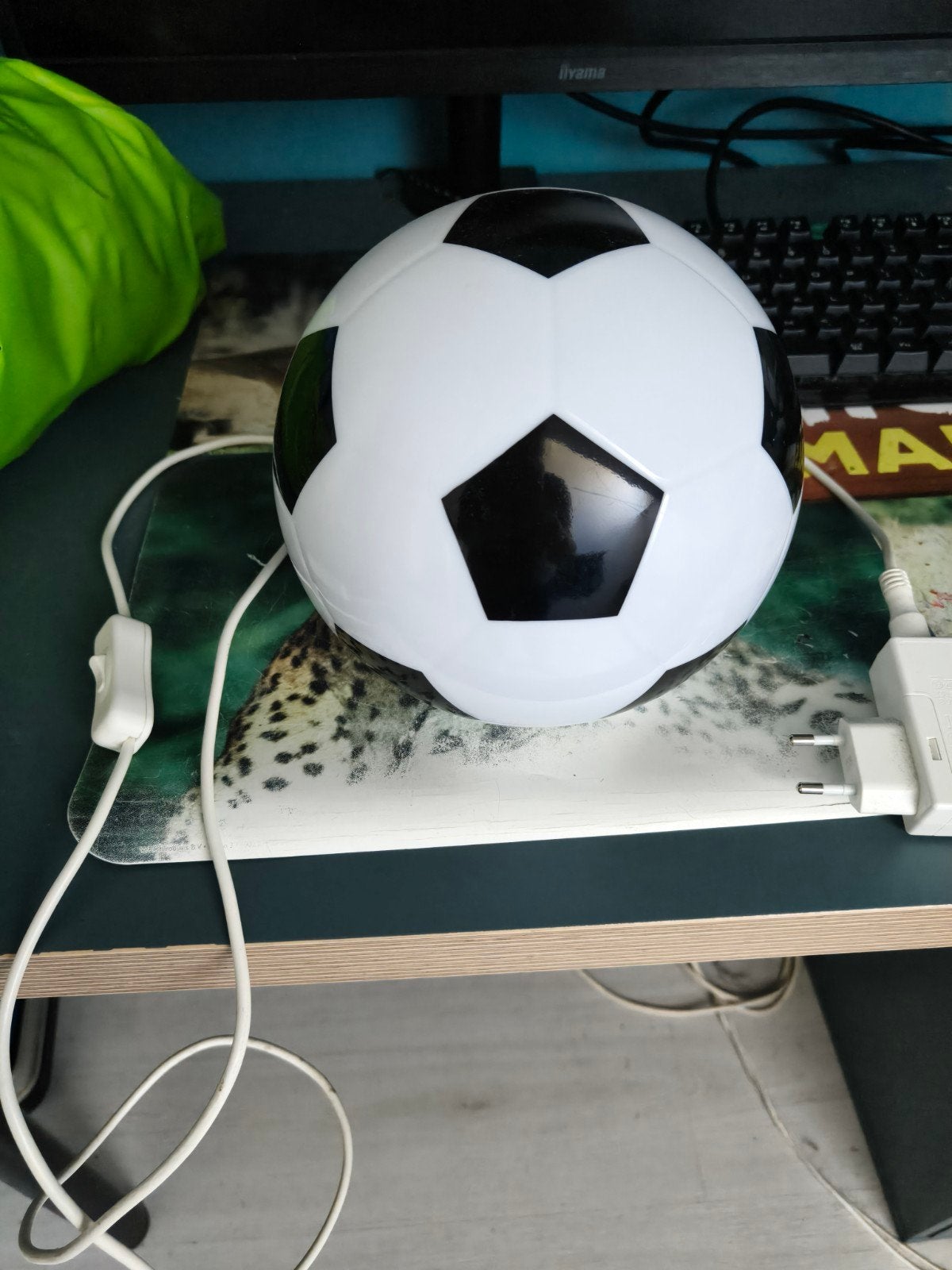 Voetbal lamp, Ophalen, Kunststof, Kinderlamp, Zo goed als nieuw