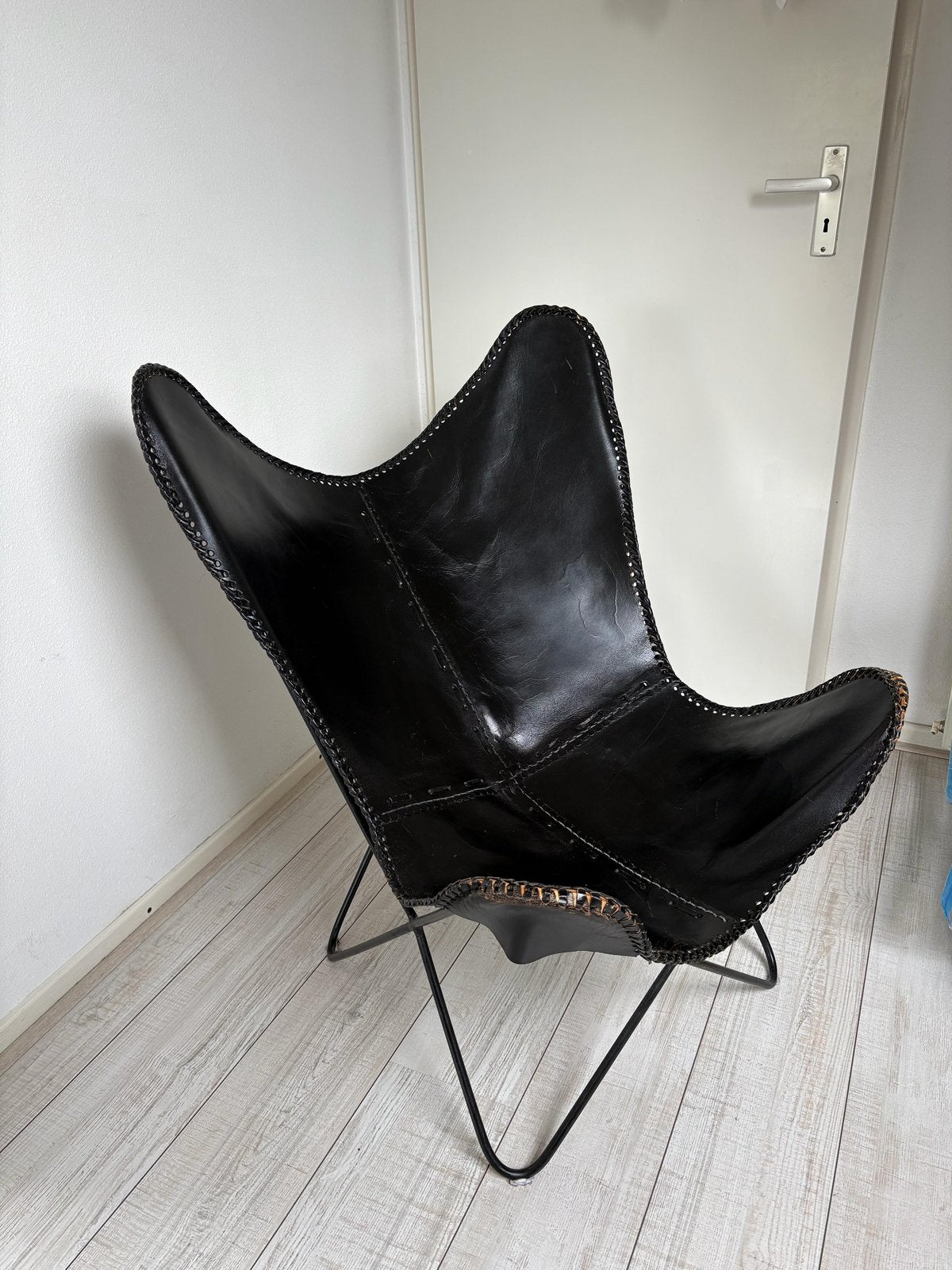 Zwarte leren fauteuil met metalen onderstel, Huis en Inrichting, Stoelen, Ophalen, Zwart, Nieuw, Leer