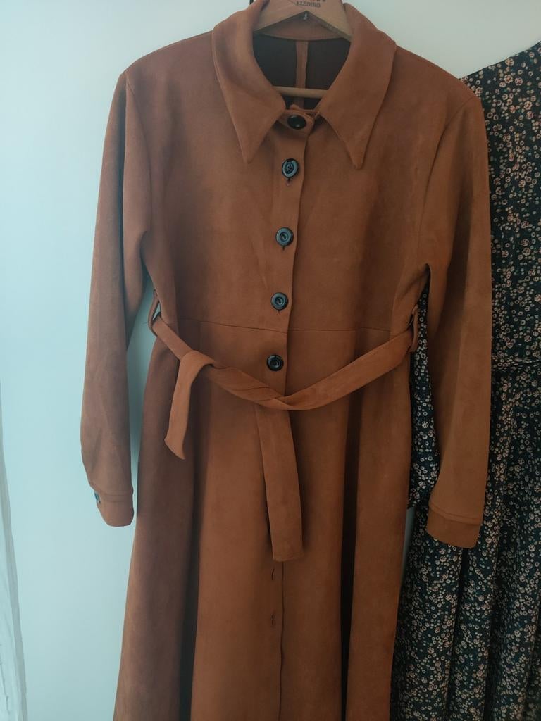 Bruine suède-look trenchcoat met ceintuur, Kleding | Dames, Jassen | Zomer, Zo goed als nieuw, Maat 38/40 (M), Bruin, Ophalen of Verzenden