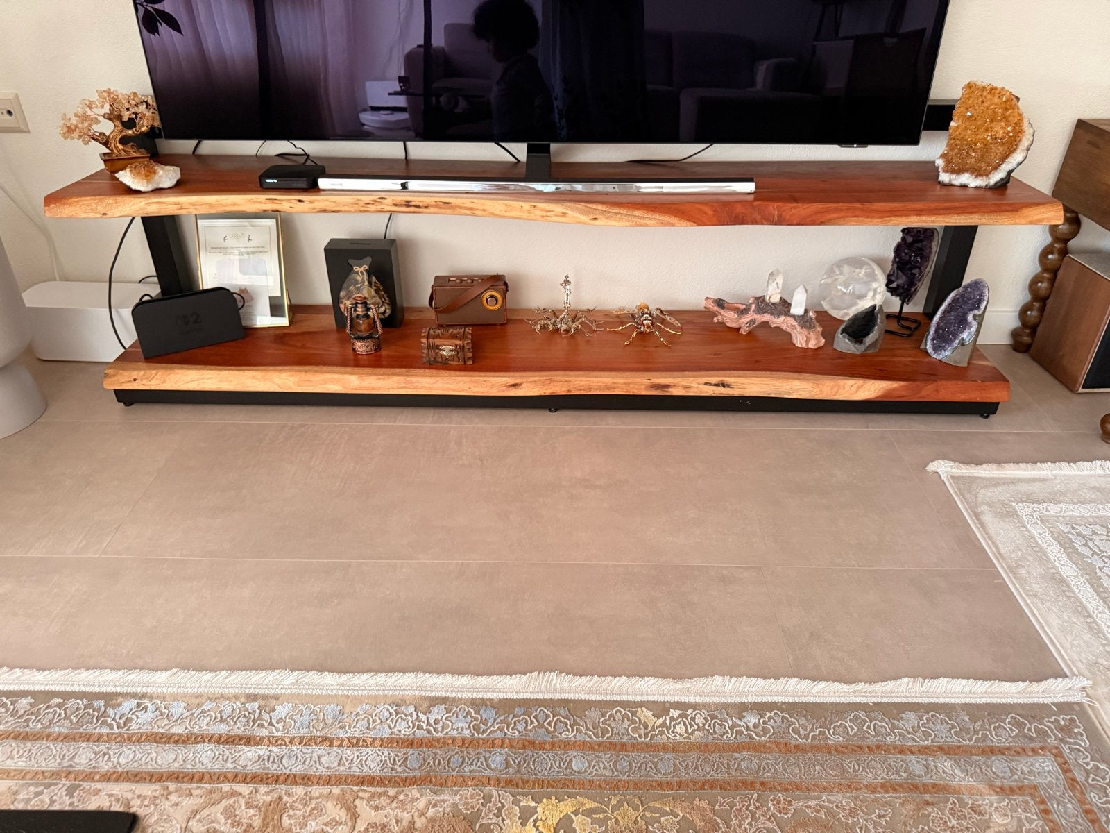 TV-meubel van mangohout, Ophalen, 150 tot 200 cm, Zo goed als nieuw, Minder dan 100 cm