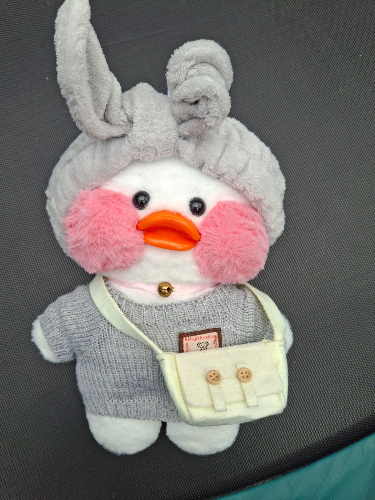 Schattige knuffel eend met gebreide trui en tasje, Ophalen, Zo goed als nieuw, Met kleding of accessoire, Eend