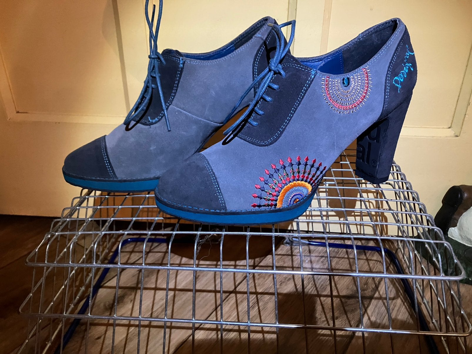 Desigual Silvia platform pumps mt 41, Ophalen of Verzenden, Zo goed als nieuw, Overige kleuren