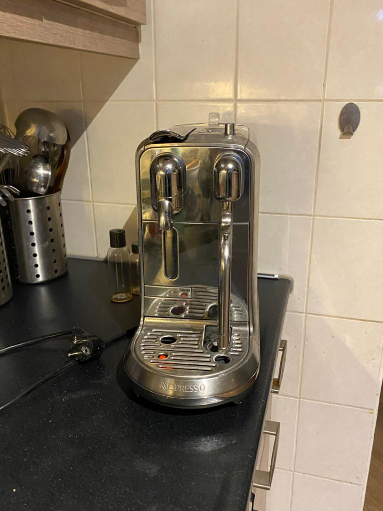 2 stuks Nespresso Lattissima Pro - Zo goed als nieuw, Ophalen of Verzenden, Zo goed als nieuw, Koffiemachine, Koffiepads en cups