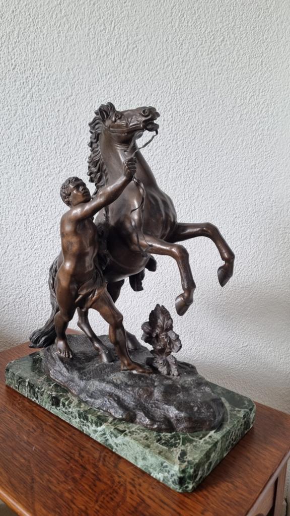 Man met steigerend paard op marmeren sokkel, Gepatineerd, Ophalen of Verzenden, Brons, 20 - 50 cm