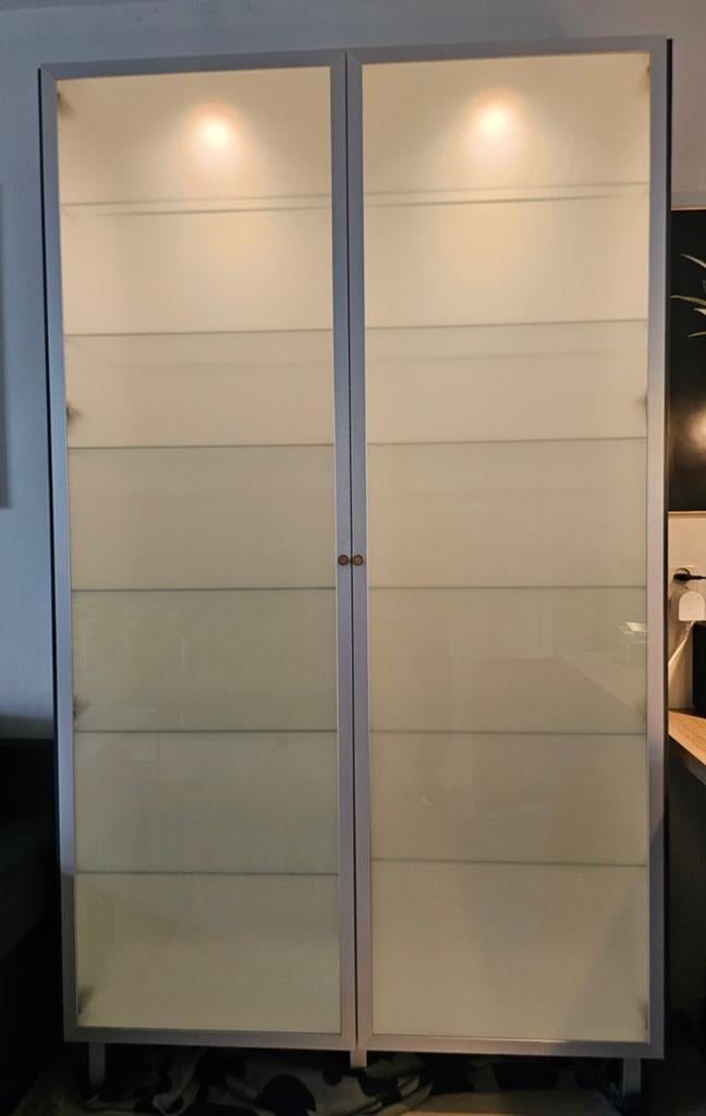 Glazen servieskast met 12 verstelbare legborden en verlichti, Huis en Inrichting, Kasten | Vitrinekasten, Ophalen, 100 tot 150 cm