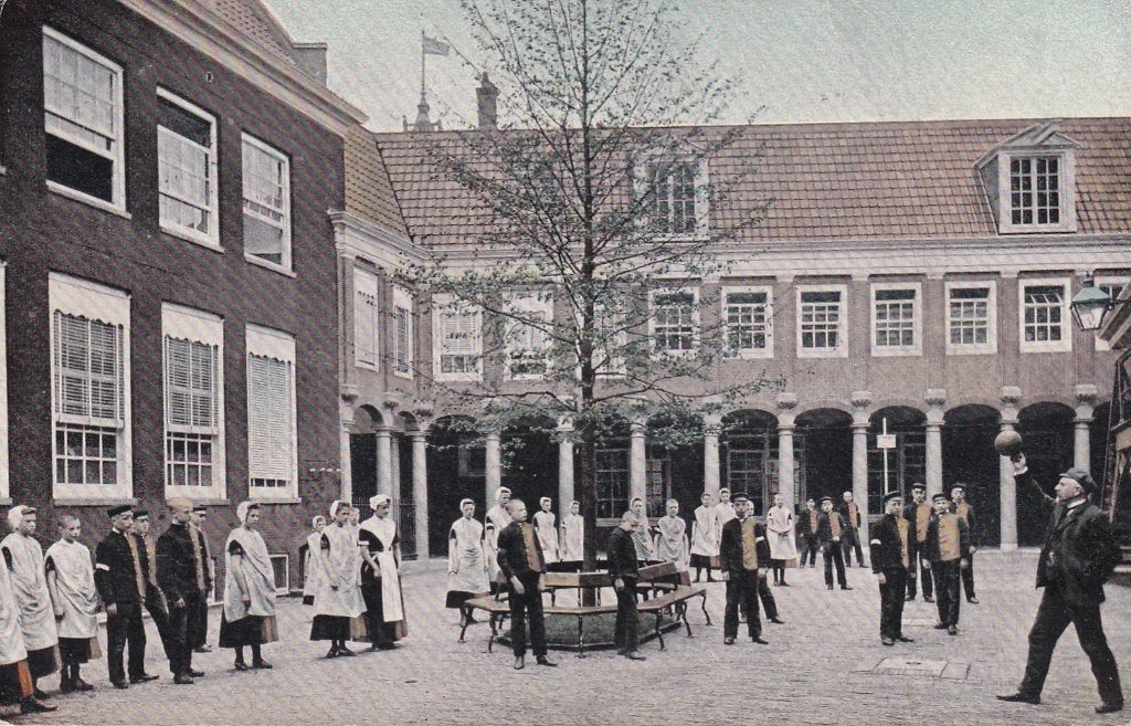 Oude ansichtkaart: Binnenplaats met mensen, Leeuwarden, Verzamelen, Ophalen of Verzenden, Voor 1920, Gelopen, Friesland