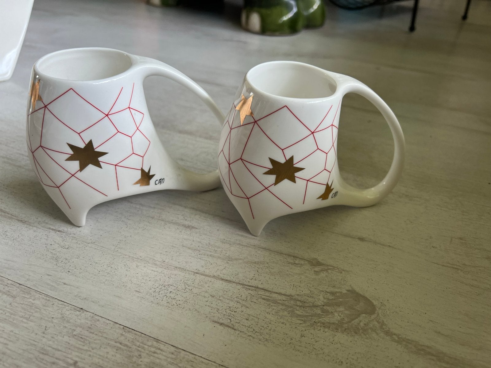 Set van 2 unieke mokken Corry Ammerlaan Artihove, Huis en Inrichting, Keramiek, Ophalen of Verzenden, Zo goed als nieuw, Overige stijlen