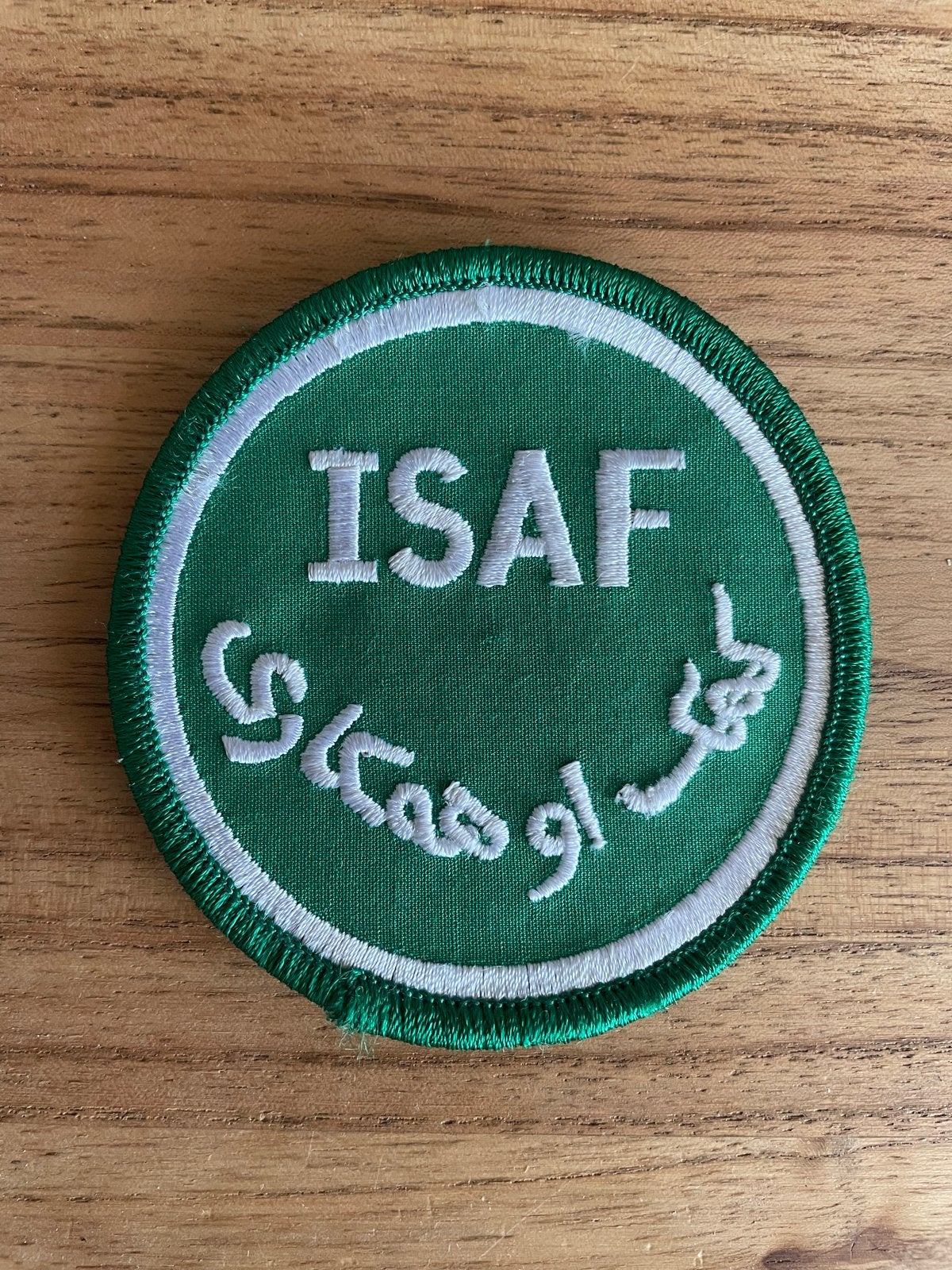 ISAF Embleem / Badge - Groen met Witte Letters, Ophalen of Verzenden, Overige soorten, Overige gebieden, Embleem of Badge