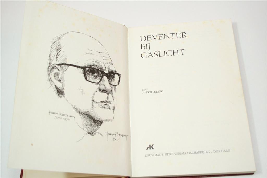 Deventer bij Gaslicht — Stadsgeschiedenis, Vintage Boek 1974, Ophalen of Verzenden, Gelezen